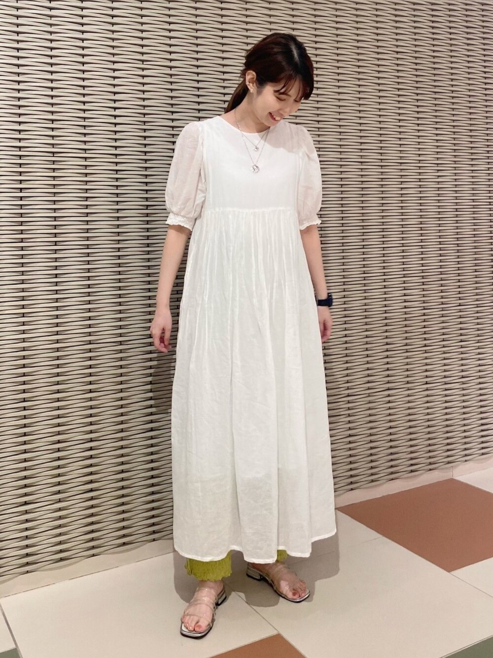 「夏コーデ、カジュアルコーデ、大人カジュアル、キレイめカジュアル、オトナ女子、ワンピース、ロングワンピース、レイヤードスタイル、クリアサンダル、AS KNOW AS PINKY」｜「AS KNOW AS PINKYのバック見せ大胆ギャザワンピース（ワンピース、ホワイト系）」を使った、tomomiさん（レディース・163cm）の夏コーディネートの1枚目の写真