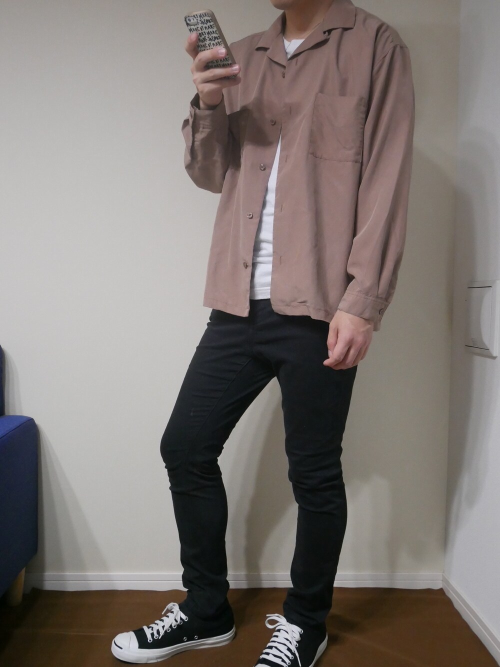 ベージュ系のシャツ/ブラウス、ホワイト系のTシャツ/カットソー、ブラック系のパンツを着用したメンズの秋コーディネートの1枚目の写真