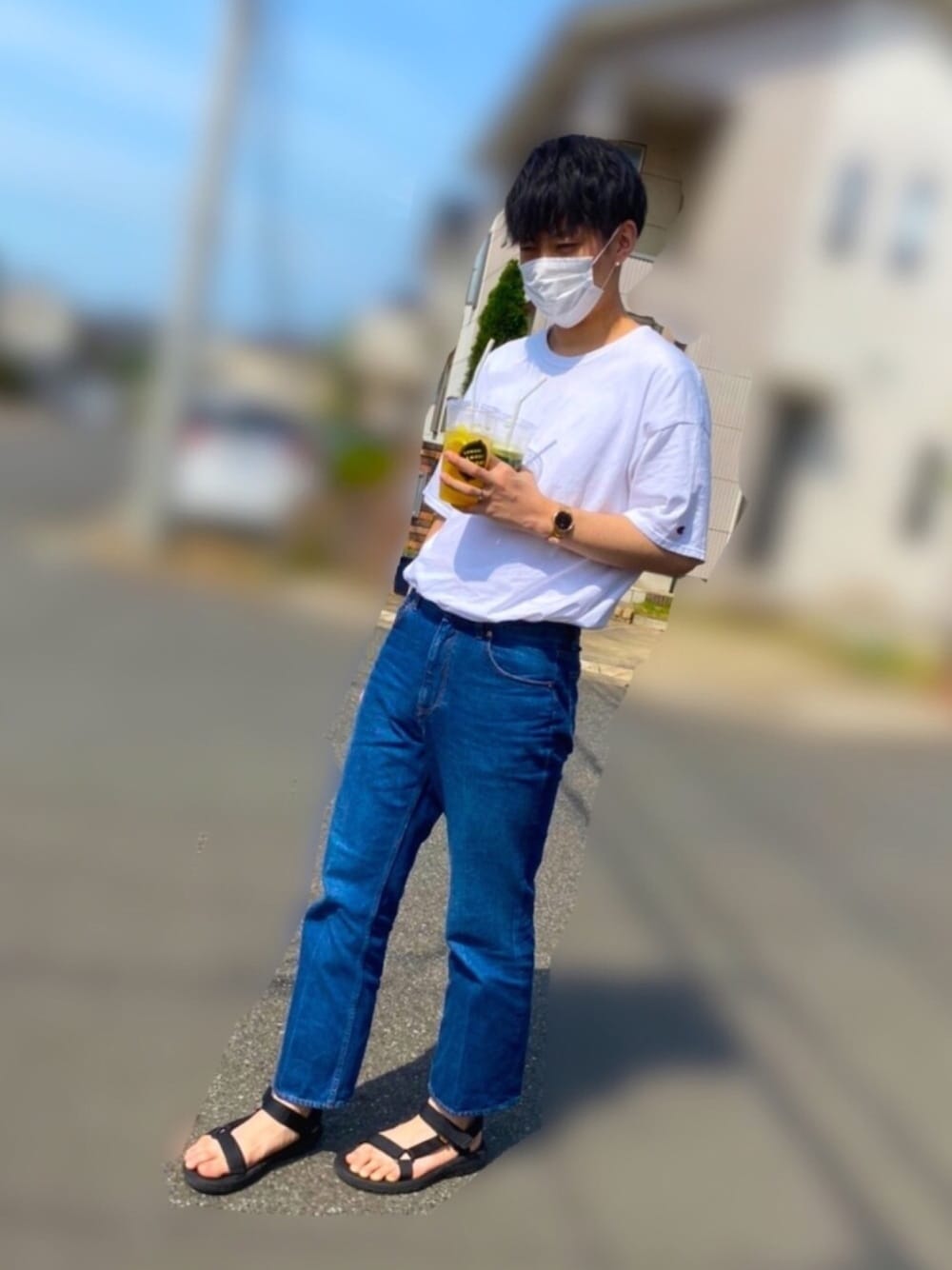 ブルー系のデニムパンツ、ホワイト系のTシャツ/カットソー、ブラック系のサンダルを着用したメンズの夏コーディネートの1枚目の写真