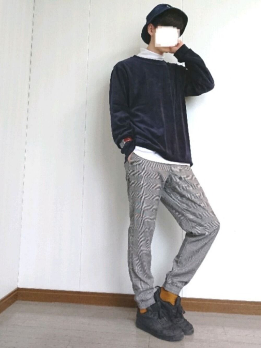 「グレー、ネイビー、秋服準備はじめました、秋コーデ、秋、スニーカーコーデ、マスタード、千鳥柄、チェックパンツ、レイヤードスタイル」｜「GUのアイテム（パンツ、グレー系）」を使った、ぬー*さん（メンズ・174cm）の秋コーディネートの1枚目の写真