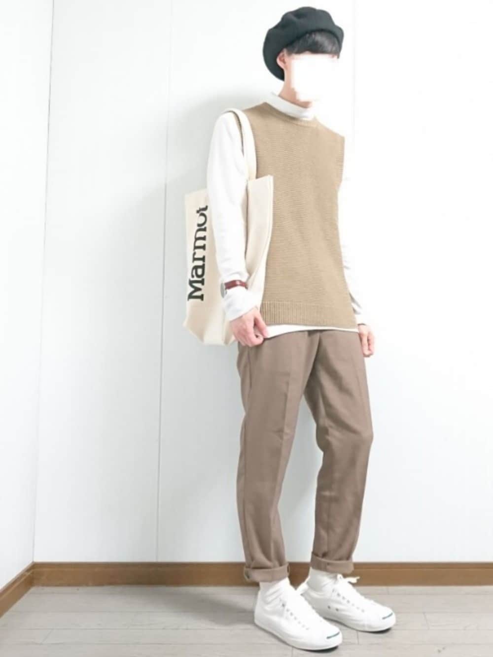「ベレー帽、秋服準備はじめました、ブラウン、白スニーカー、プチプラ、ダニエルウェリントン、トートバッグ、ベージュ、ニットベスト、タートルネック」｜「Daniel WellingtonのDANIEL WELLINGTON / CLASSIC BLACK レザーベルト/シルバー 40mm▲（アナログ腕時計、ブラウン系）」を使った、ぬー*さん（メンズ・174cm）の秋コーディネートの1枚目の写真