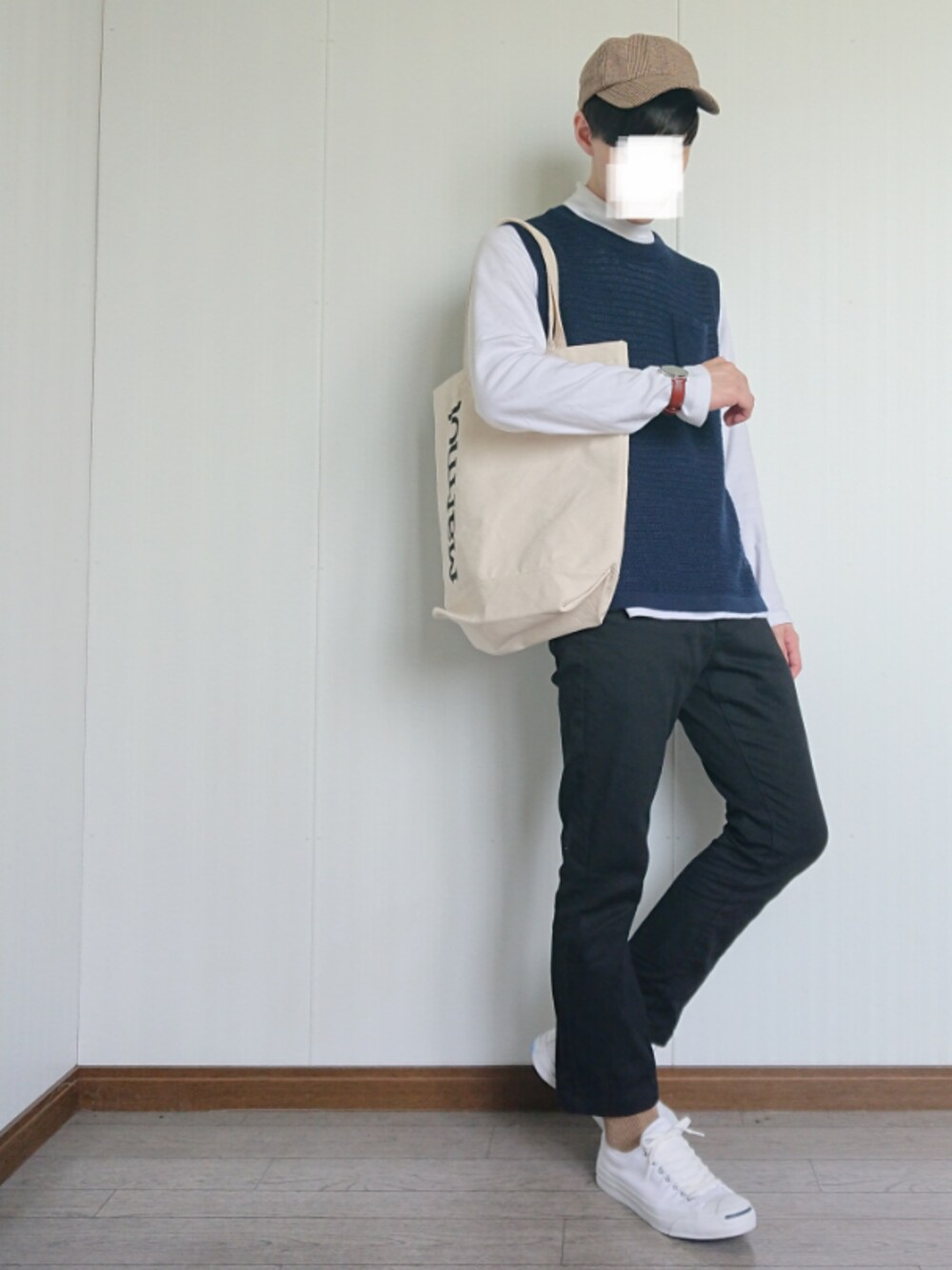 「ニットベスト、ネイビー、タートルネック、キャップ、黒スキニー、白スニーカー、トートバッグ、ダニエルウェリントン、秋のコーデ、プチプラ」｜「GUのアイテム（キャップ、ブラウン系）」を使った、ぬー*さん（メンズ・174cm）の秋コーディネートの1枚目の写真