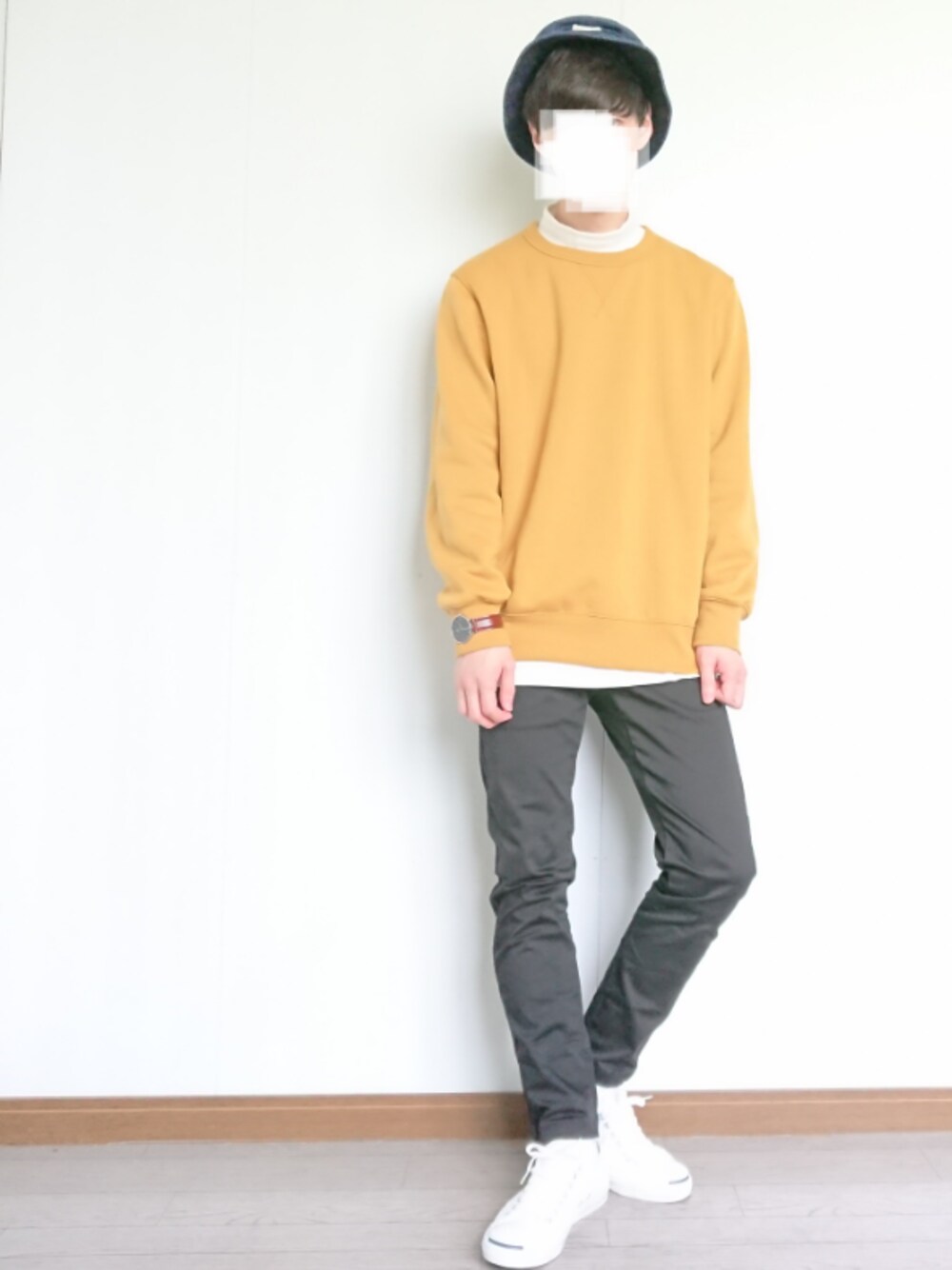 「黒スキニー、秋コーデ、秋色、プチプラコーデ、ユニクロ、converse、スウェット、白スニーカー、マスタード、スキニー」｜「帽子のアイテム（帽子、ブルー系）」を使った、ぬー*さん（メンズ・174cm）の秋コーディネートの1枚目の写真