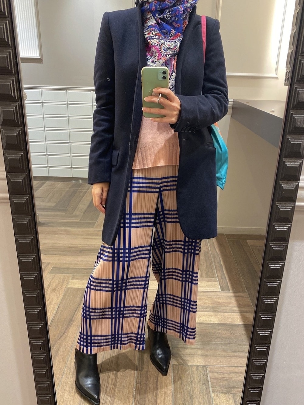 「hijab、チェックパンツ、ネイビー×ピンク、ワイドパンツ、チェスターコート、ネイビーコート、秋冬コーデ、秋冬、ピンクコーデ、AW」｜「PLEATS PLEASEのアイテム（その他パンツ、ピンク系）」を使った、Fashion junky  さん（レディース・159cm）の冬コーディネートの1枚目の写真
