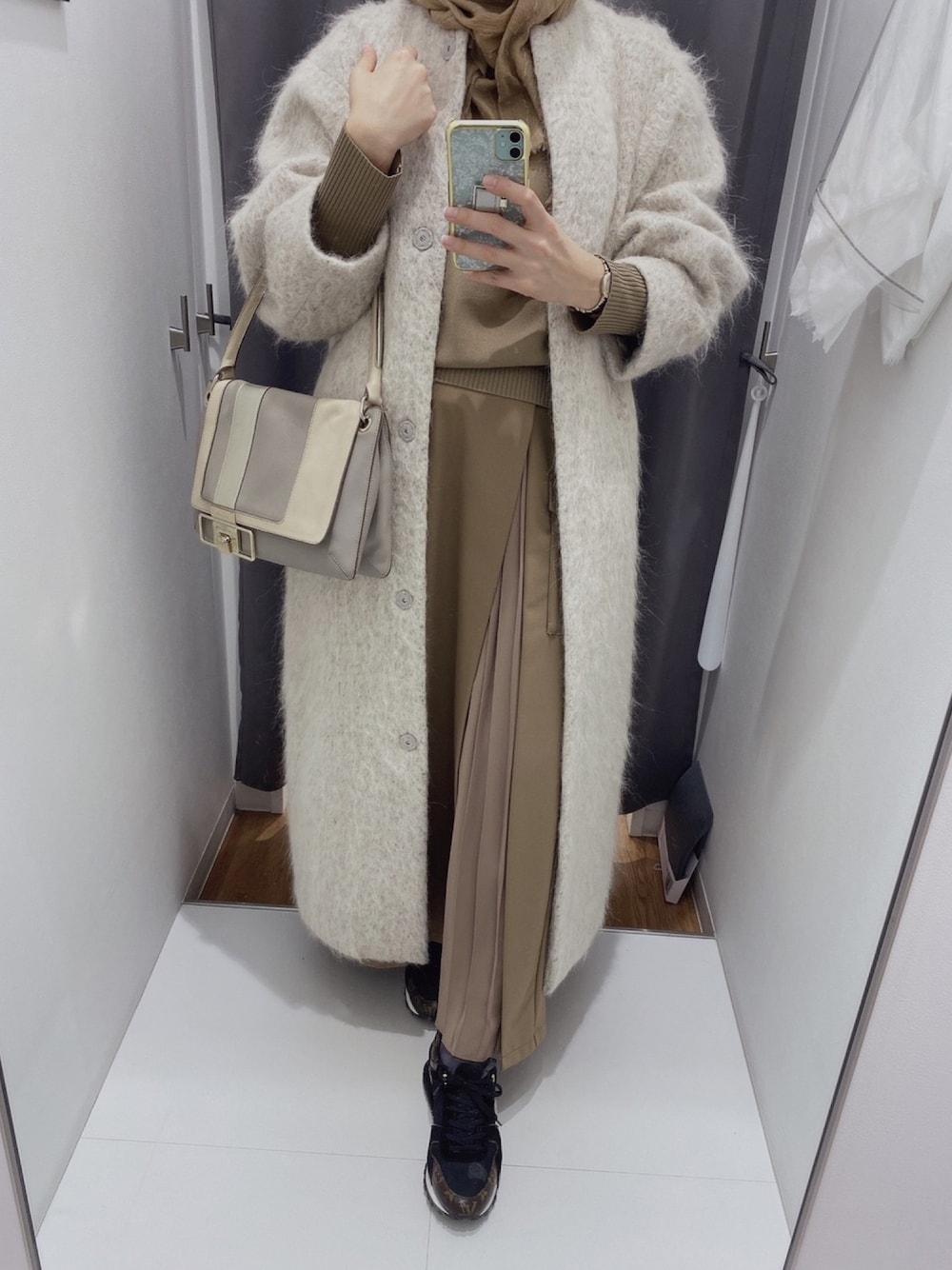 「hijab、オーバーサイズ、オーバーサイズコート、オフホワイト、マキシコート、冬コーデ、秋冬、秋冬コーデ、ブラウン×ホワイト、クラネ」｜「LOUIS VUITTONのアイテム（スニーカー、ブラウン系）」を使った、Fashion junky  さん（レディース・160cm）の冬コーディネートの1枚目の写真