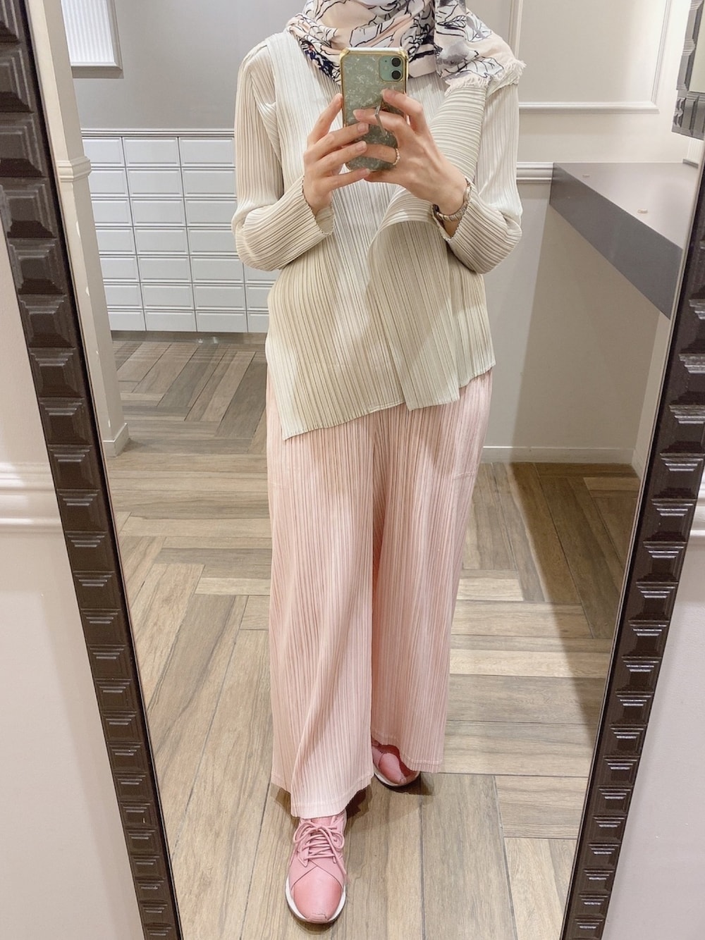 PLEATS PLEASEのタンクトップを使った人気ファッションコーディネート