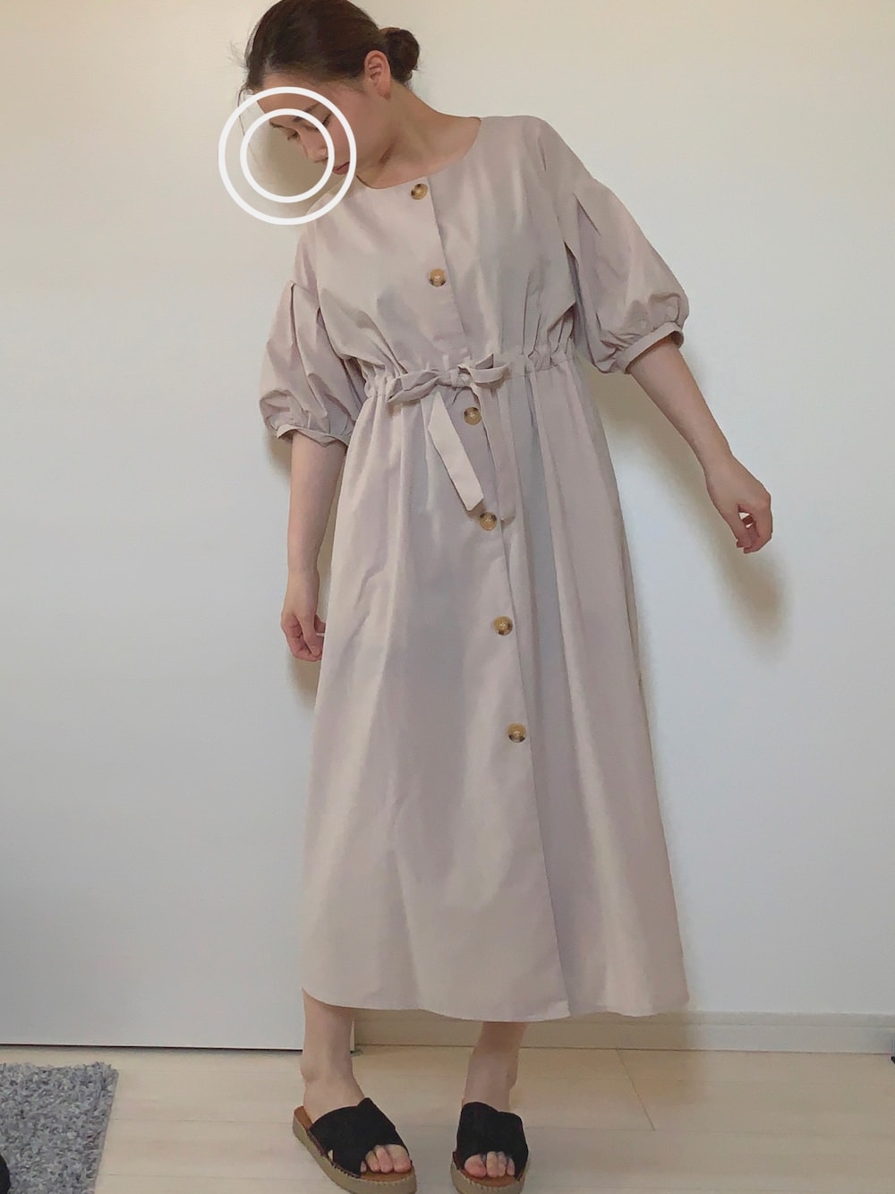 「シンプルコーデ、ワンピース、サンダル」｜「archivesのアイテム（ワンピース/ドレス、ベージュ系）」を使った、とっちゃんさん（レディース・157cm）の夏コーディネートの1枚目の写真