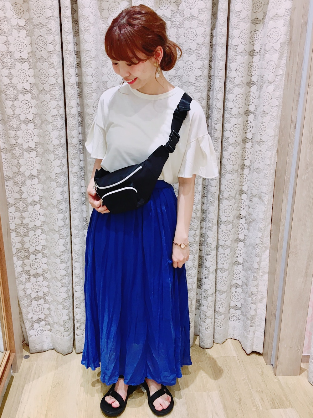 「earth music&ecology、teva、ウエストポーチ、フェススタイル、夏フェス、フェスコーデ」｜「earth music&ecologyの・ボリュームタックスカート ●（スカート、ブルー系）」を使った、ミズホさん（レディース・155cm）の春コーディネートの1枚目の写真