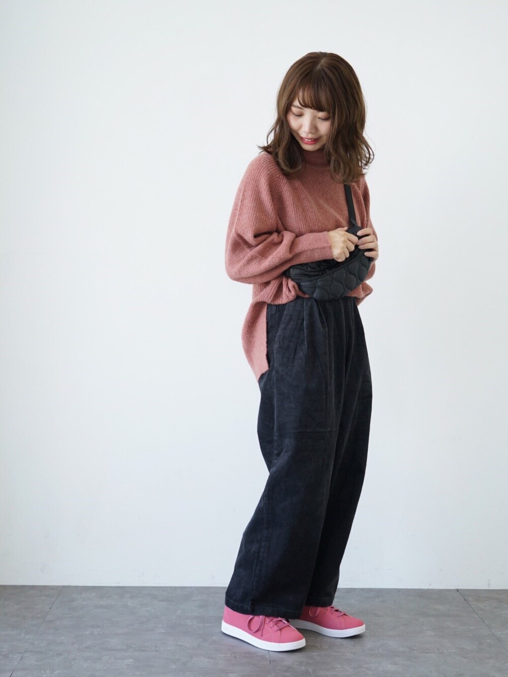 「earth music&ecology、秋冬コーデ、シンプルコーデ、休日スタイル、ピンク、パンツスタイル」｜「earth music&ecologyの・モヘヤ混畦ニットチュニック ●（チュニック、ピンク系）」を使った、ミズホさん（レディース・155cm）の冬コーディネートの1枚目の写真