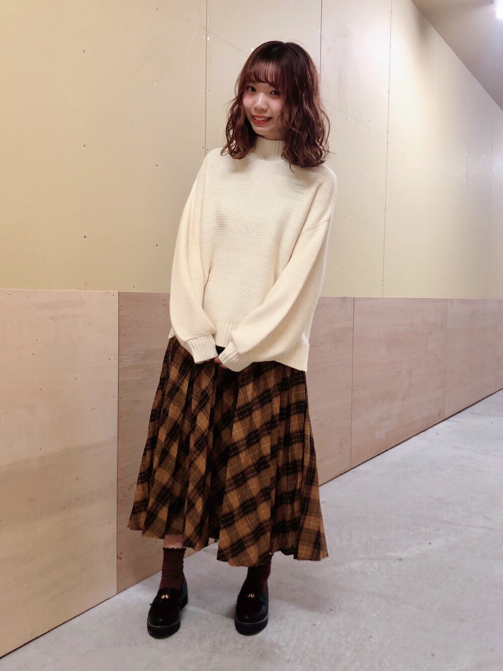 「earth music&ecology、秋冬コーデ、ニット、低身長、プチプラ、黄色、チェック」｜「earth music&ecologyのガーター編ニットプルオーバー（ニット/セーター、ホワイト系）」を使った、ミズホさん（レディース・155cm）の秋コーディネートの1枚目の写真