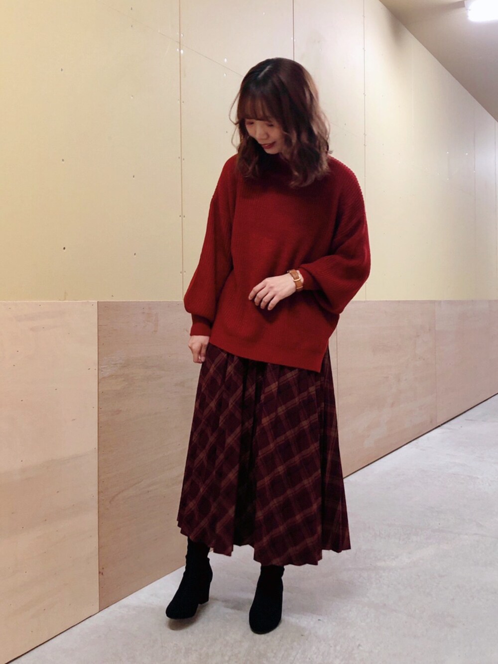 「earth music&ecology、赤ニット、赤、秋冬コーデ、ブーツ」｜「earth music&ecologyのゆるハイネックニットプルオーバー（ニット/セーター、レッド系）」を使った、ミズホさん（レディース・155cm）の秋コーディネートの1枚目の写真