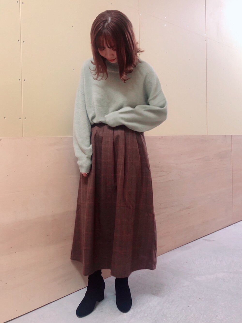 「earth music&ecology、冬、冬のコーデ、ミントグリーン、チェック、ゆるニット」｜「earth music&ecologyのあったか起毛フレアスカート（スカート、ブラウン系）」を使った、ミズホさん（レディース・155cm）の冬コーディネートの1枚目の写真