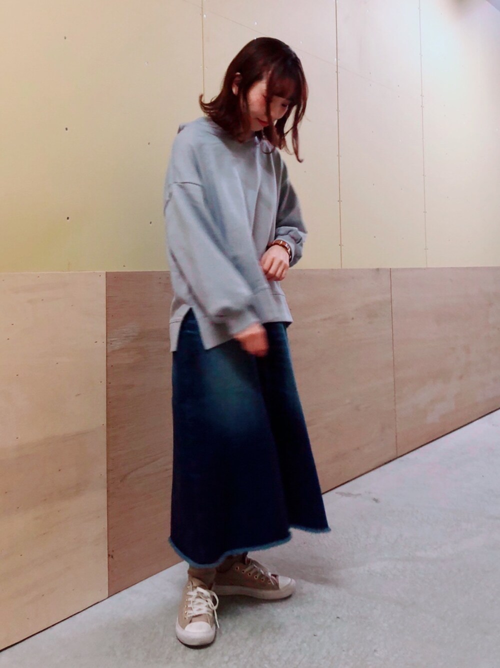 「earth music&ecology、スウェット、サックスブルー、デニム」｜「earth music&ecologyのCOTTON USAベーシックパーカー（パーカー、ブルー系）」を使った、ミズホさん（レディース・155cm）の冬コーディネートの1枚目の写真
