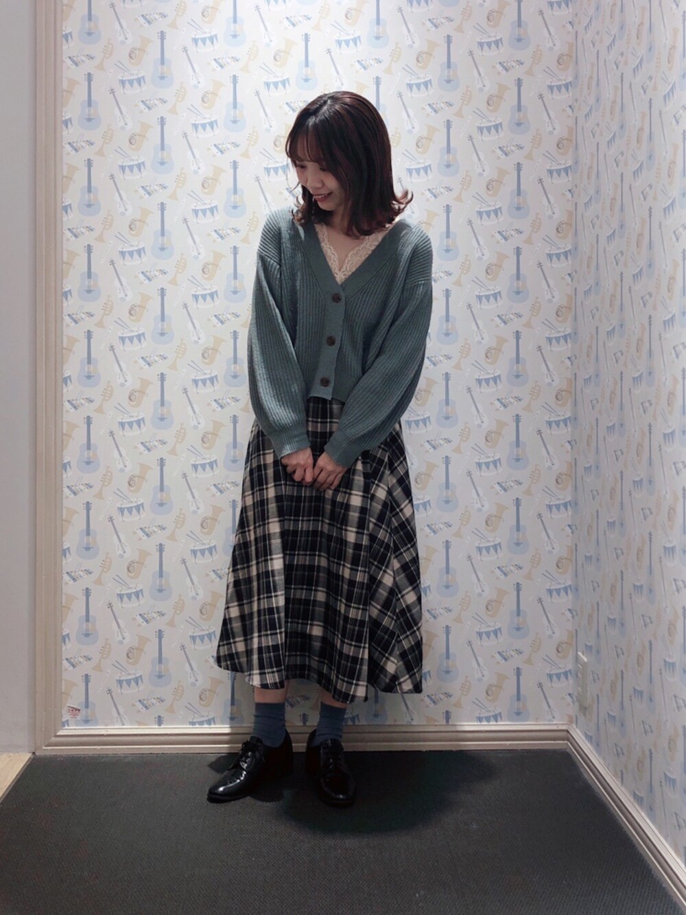 「earth music&ecology、カジュアルガーリー、ワントーンコーデ、グリーン」｜「earth music&ecologyの【2020春夏】ざっくりすきな丈カーディガン(ショート) ＊（カーディガン/ボレロ、グリーン系）」を使った、ミズホさん（レディース・155cm）の冬コーディネートの1枚目の写真