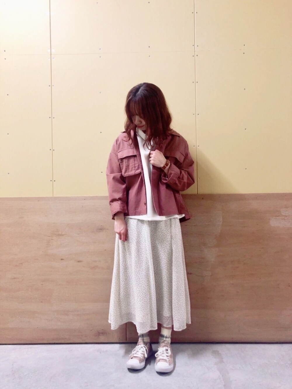 「earth music&ecology、春、シンプルコーデ、カジュアル、パーカー、スタッフセンバツ」｜「earth music&ecologyの【2020春夏】COTTON USAワークブルゾン　＊（ブルゾン、ピンク系）」を使った、ミズホさん（レディース・155cm）の春コーディネートの1枚目の写真