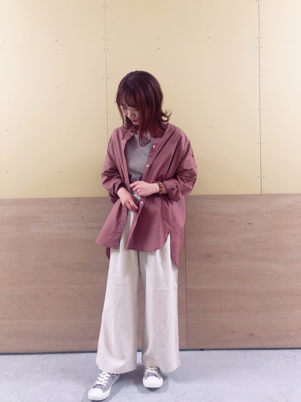 「earth music&ecology、オトナカジュアル、プチプラコーデ、スニーカーコーデ、spring、pink、春」｜「earth music&ecologyの【2020春夏】オーガニックコットンシャツチュニック　＊（シャツ/ブラウス、レッド系）」を使った、ミズホさん（レディース・155cm）の春コーディネートの1枚目の写真