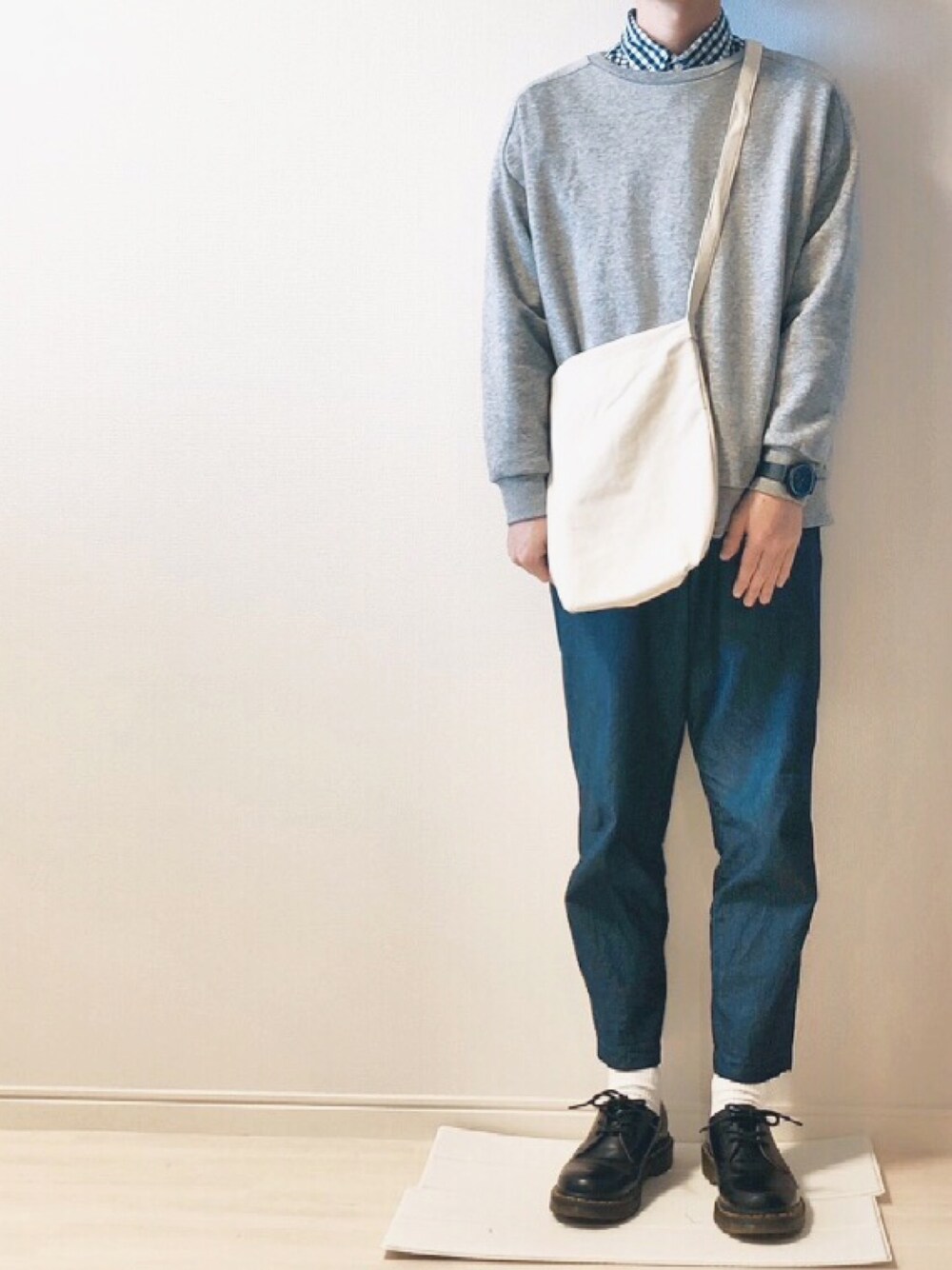グレー系のスウェット、ブルー系のシャツ/ブラウス、ホワイト系のショルダーバッグを着用したメンズの秋コーディネートの1枚目の写真
