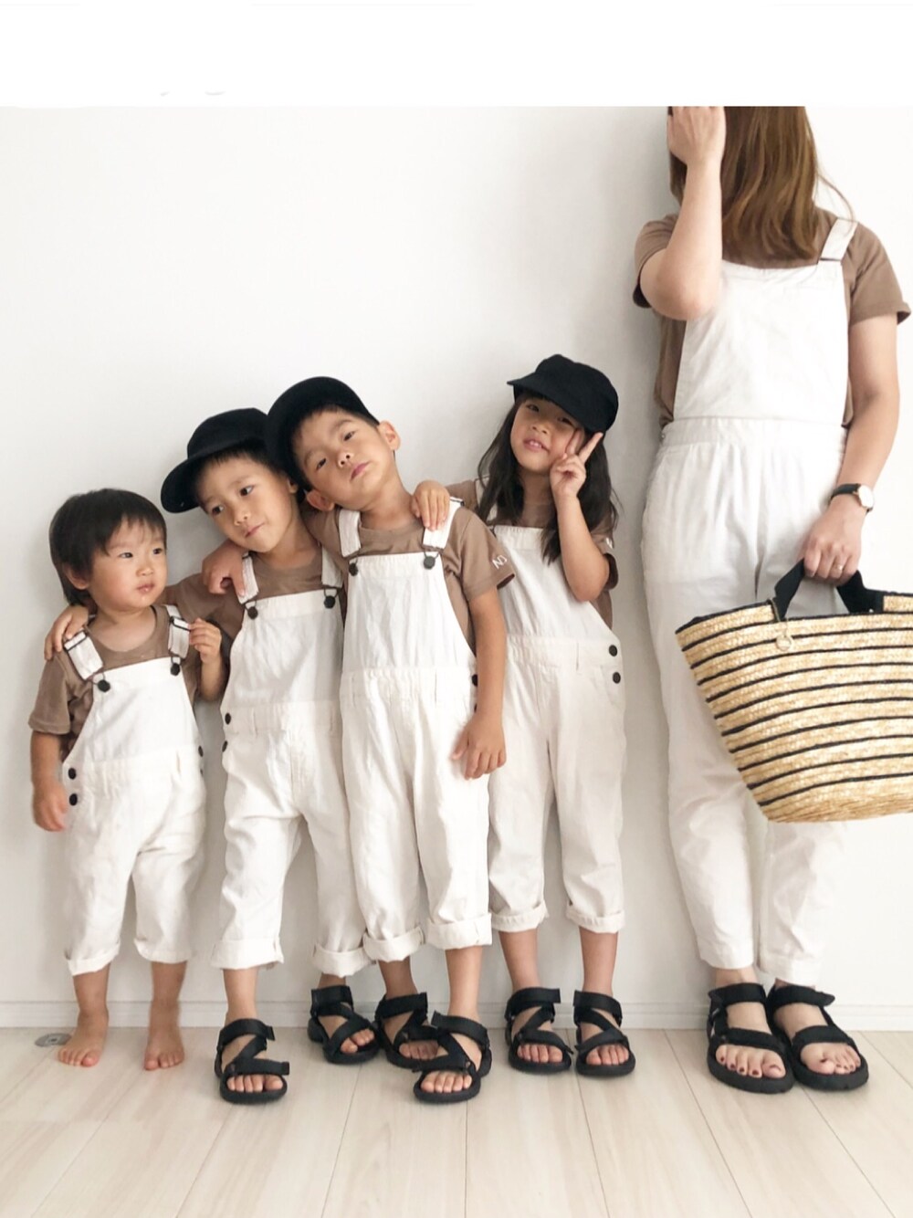 「サロペット、teva、親子コーデ、おそろいコーデ、リンクコーデ、Branshes、GLOBAL WORK、キッズコーデ、カジュアルコーデ、ダイソー」｜「BRANSHESのクロップド丈オーバーオール（サロペット/オーバーオール、ホワイト系）」を使った、KAOさん（キッズ・100cm）の夏コーディネートの1枚目の写真