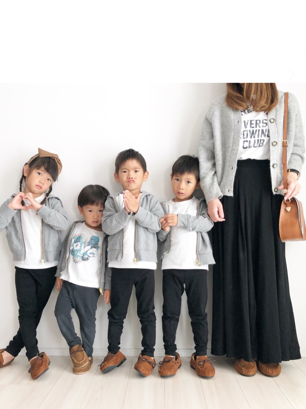 「パーカー、休日スタイル、Branshes、ブランシェス、GU、UNIQLO、GLOBAL WORK、グローバルワーク(GLOBAL WORK)、親子コーデ、おそろいコーデ」｜「SESTOのママとお揃い！あったかシャギーファーのリボン付きモカシンシューズ/キッズモカシン（モカシン/デッキシューズ、イエロー系）」を使った、KAOさん（キッズ・100cm）の冬コーディネートの1枚目の写真