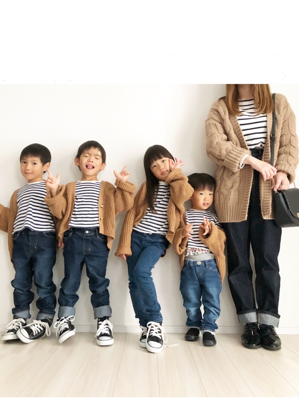 「ニットカーディガン、デニム、親子コーデ、おそろいコーデ、リンクコーデ、Branshes、ブランシェス、UNIQLO、GU、しまむら」｜「BRANSHESのアイテム（カーディガン/ボレロ、ブラウン系）」を使った、KAOさん（キッズ・100cm）の冬コーディネートの1枚目の写真