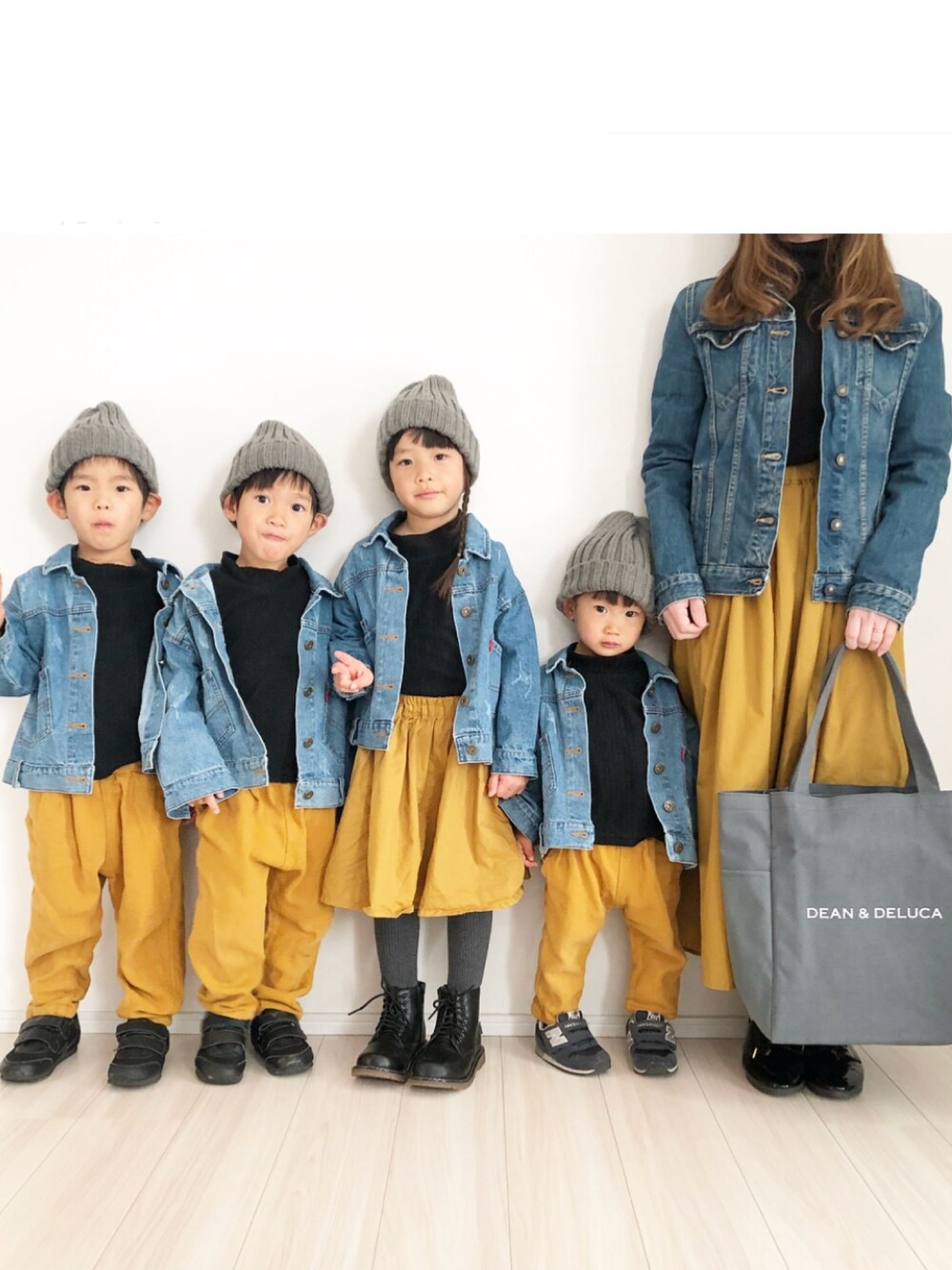 「デニムジャケット、DEAN&DELUCA、グローバルワーク(GLOBAL WORK)、Branshes、ブランシェス、GU、UNIQLO、ZARA、親子コーデ、キッズコーデ」｜「BRANSHESのソフトツイルサルエルパンツ（その他パンツ、イエロー系）」を使った、KAOさん（キッズ・100cm）の冬コーディネートの1枚目の写真