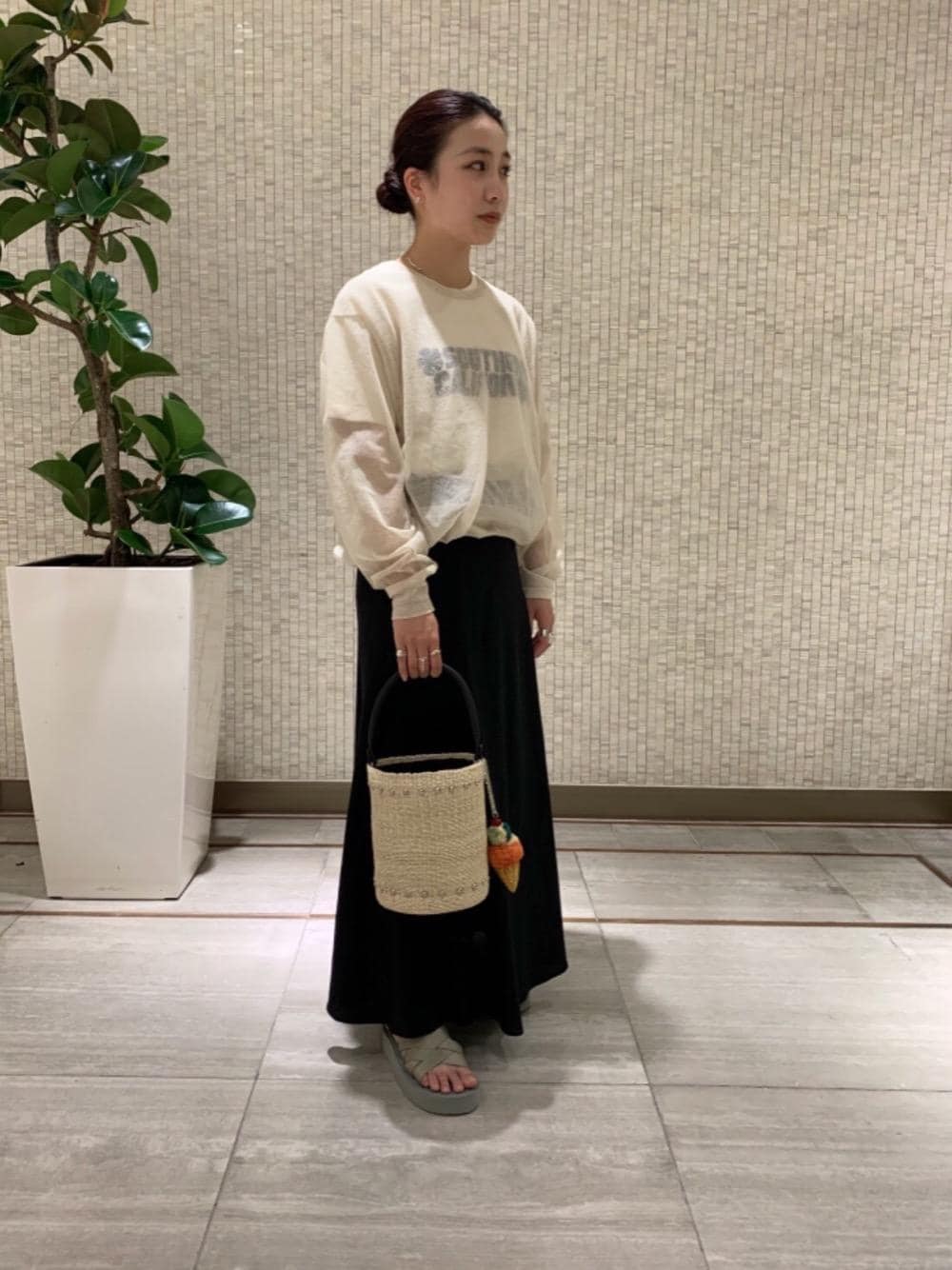 「UNITED ARROWSのUWCC リネン ラップ ロングスカート（スカート、ブラック系）」を使った、miku さん（レディース・155cm）の春コーディネートの1枚目の写真