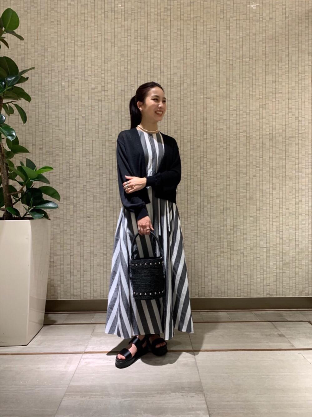 ブラック系のハンドバッグ、その他のワンピース、ブラック系のカーディガン/ボレロを着用したレディースの春コーディネートの1枚目の写真