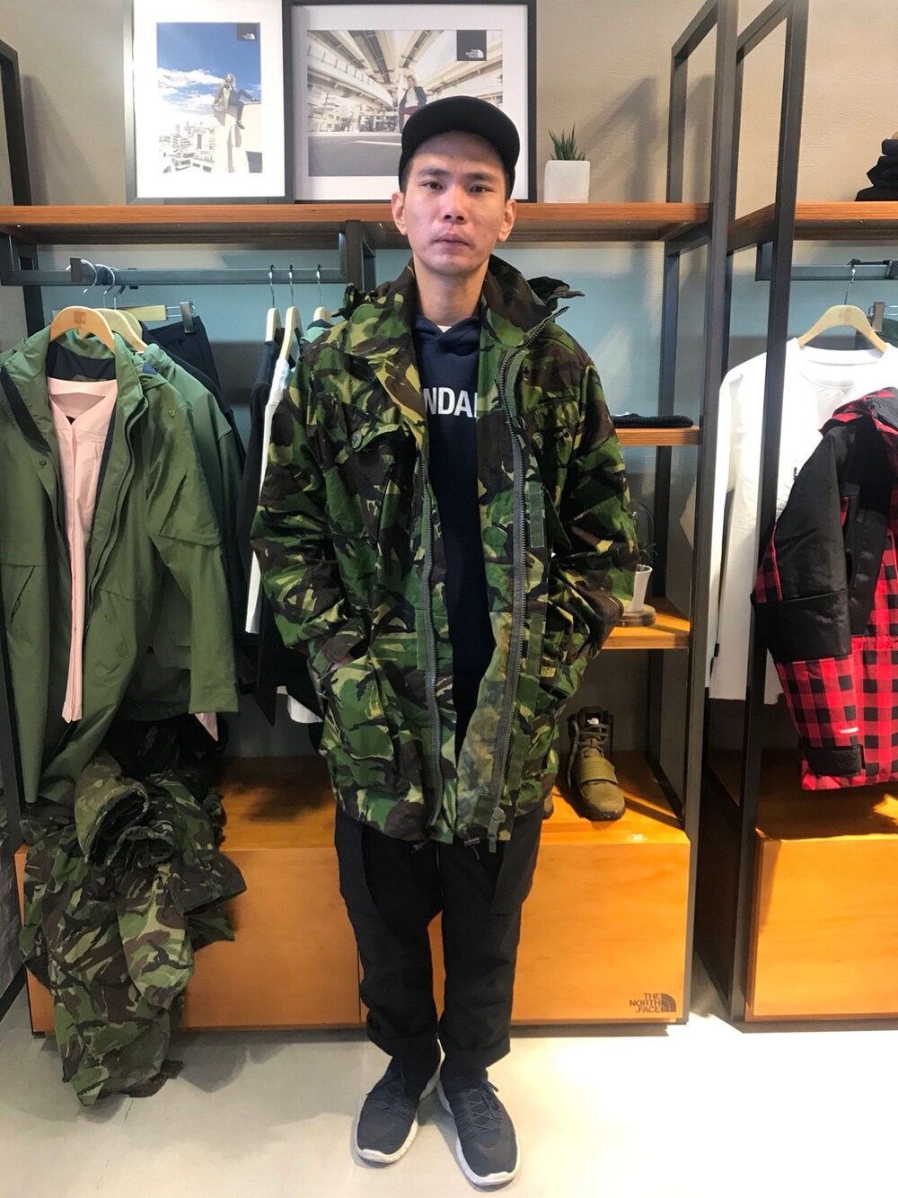 「Supreme のアイテム（キャップ、ブラック系）」を使った、Tinさん（メンズ・181cm）の冬コーディネートの1枚目の写真