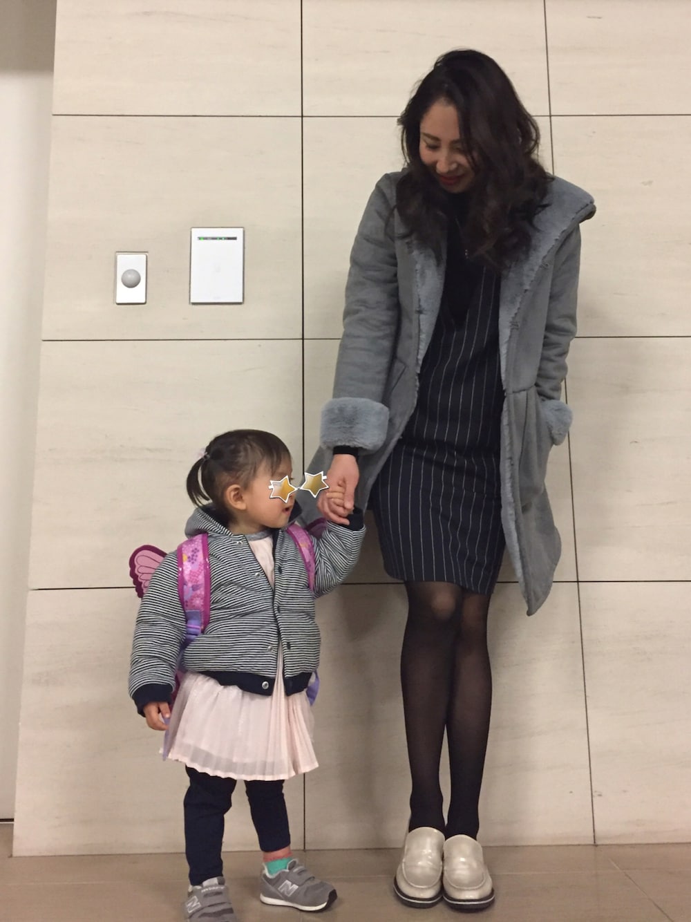 「春コーデ、オトナカジュアル、コート、デパート、ジャンパースカート、ムートンコート、おんなのこ、親子コーデ、ショッピング」｜「VISのフード付フェイクムートンコート（ムートンコート、グレー系）」を使った、間宮れいなさん（レディース・161cm）の春コーディネートの1枚目の写真