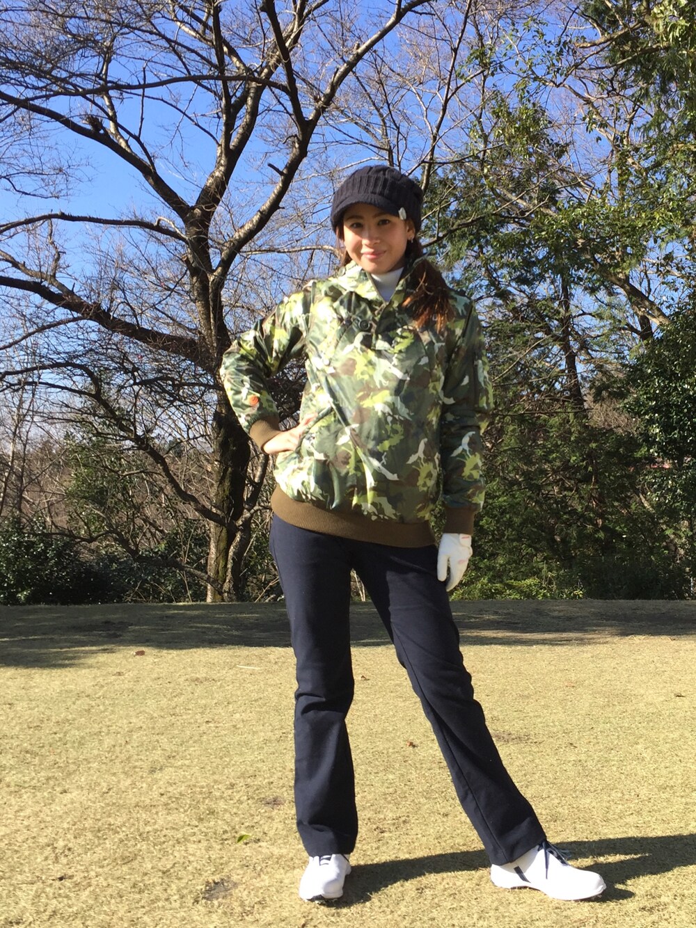 「ゴルフウェア、ゴルフ女子、ゴルフコーデ、ゴルフシューズ、ファッション、寒いです、動きやすい、迷彩」｜「PEARLY GATESのアイテム（ゴルフグッズ、グリーン系）」を使った、間宮れいなさん（レディース・161cm）の春コーディネートの1枚目の写真