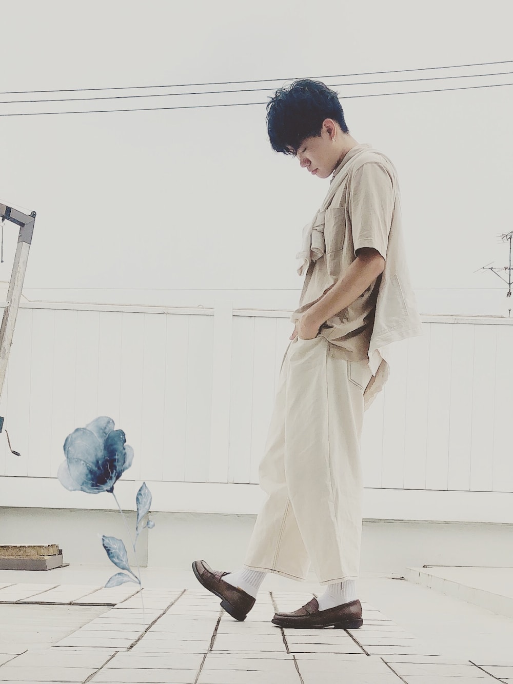 「オフホワイト、タスキがけ、シンプル、ビッグシルエット、服好きな人と繋がりたい、おしゃれさんと繋がりたい」｜「YARD PLUSのYARD PLUS　ステッチデニムパンツ（デニムパンツ、ホワイト系）」を使った、Reiさん（メンズ・178cm）の夏コーディネートの1枚目の写真