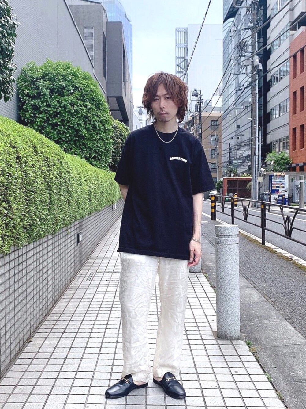 「STUDIOUS、STUDIOUS SELECT(STUDIOUS SELECT)、バックプリント、白パンツ、今日のコーデ、お洒落さんとつながりたい、夏コーデ、レザーサンダル、CLANE、フォトT」｜「CLANEの【CLANE HOMME】ロゴアートTシャツ / 28105-0821（Tシャツ/カットソー、ブラック系）」を使った、吉元 将人さん（メンズ・171cm）の春コーディネートの1枚目の写真