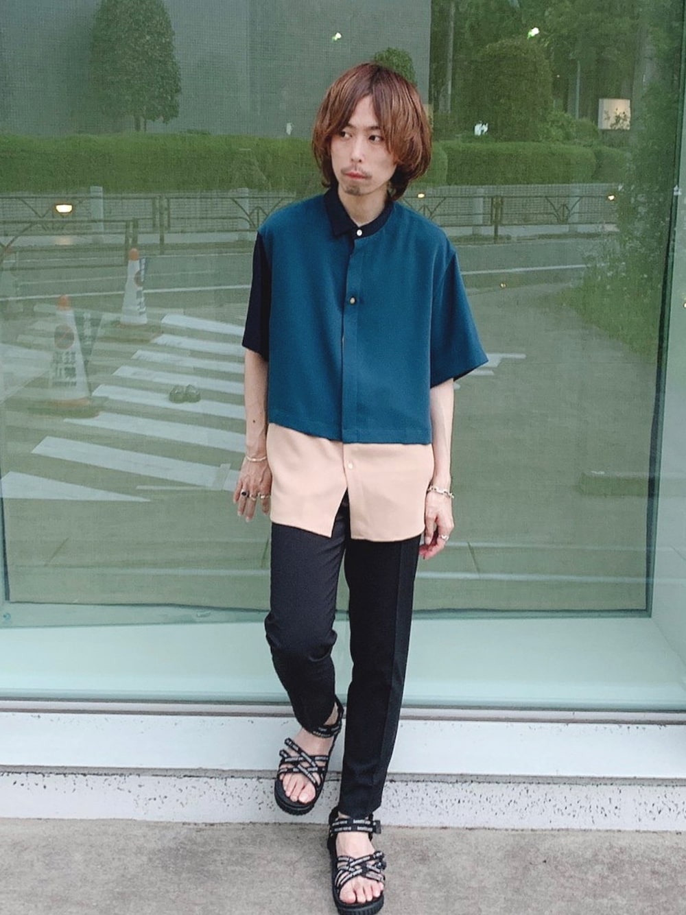 「beautiful people、CULLNI、おしゃれさんと繋がりたい、シンプルコーデ、今日のコーデ、オーバーサイズ、モードストリート、STUDIOUS、STUDIOUS SELECT(STUDIOUS SELECT)、スポーツサンダル」｜「CULLNIの【CULLNI】STUDIOUS限定　LAYERED ASYMMETRY S/S SH（シャツ/ブラウス、グリーン系）」を使った、吉元 将人さん（メンズ・171cm）の春コーディネートの1枚目の写真