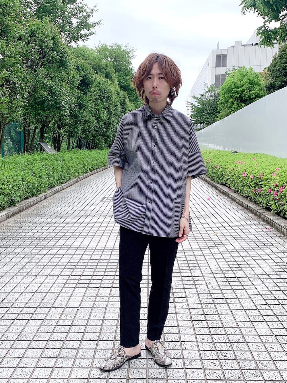 「STUDIOUS、STUDIOUS SELECT(STUDIOUS SELECT)、きれいめカジュアル、モノトーン、低身長、夏コーデ、シャツスタイル、ビッグシャツ、今日のコーデ、ストライプシャツ」｜「markaの【markaware/marka】WIDE SHIRT S/S / M20B-05SH01B（シャツ/ブラウス、その他）」を使った、吉元 将人さん（メンズ・171cm）の春コーディネートの1枚目の写真