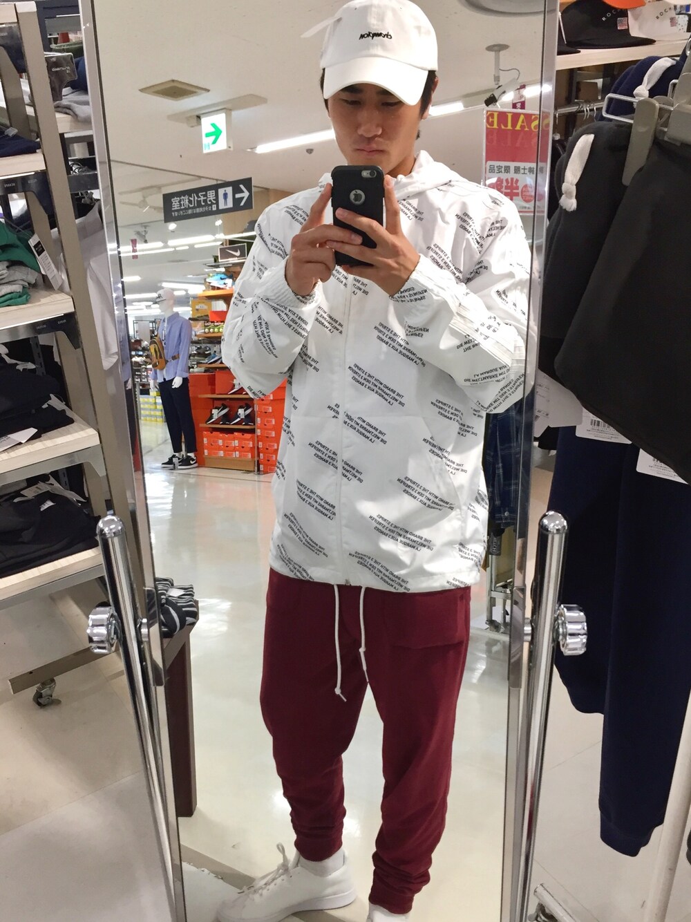 「trackpants、street、adidas originals、Champion、casual、WEAR始めました！」｜「Championの【Champion/チャンピオン】別注刺繍LOWCAP/745224（キャップ、ホワイト系）」を使った、未来 (Miki)さん（メンズ・174cm）の夏コーディネートの1枚目の写真