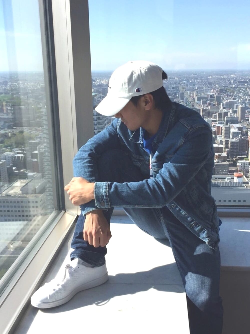 「summer、Levi's、Champion、adidas originals、sporty、denim、jeans、white and blue、casual、90’s」｜「Levi'sのデニムジャケット-ミッドカラー/14.8oz デニム（デニムジャケット、ブルー系）」を使った、未来 (Miki)さん（メンズ・174cm）の夏コーディネートの1枚目の写真