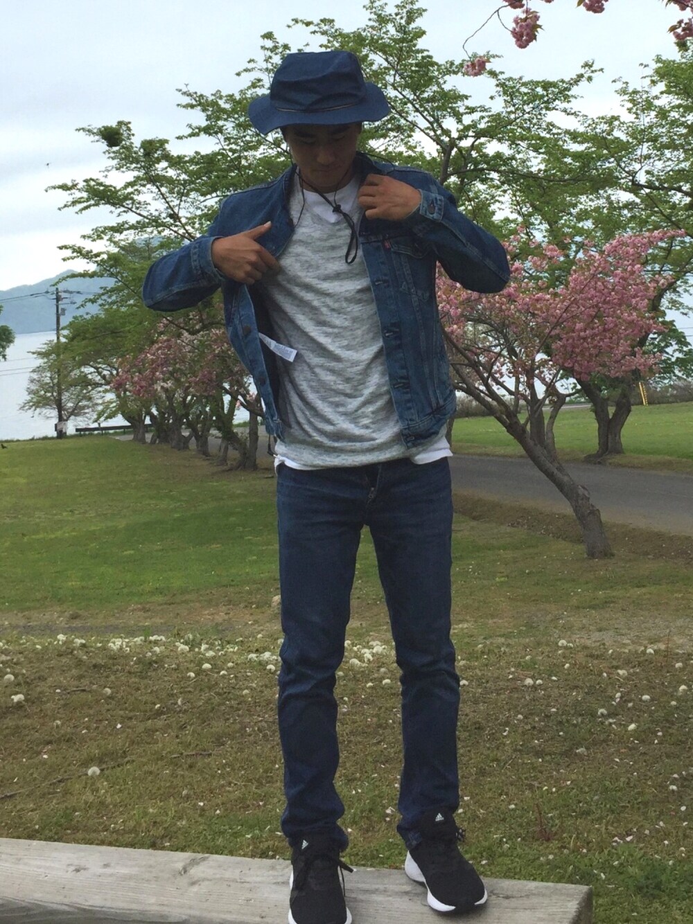 「summer、Levi's、LEE、adidas originals、street、jcrew、blue、casual、hat、denim」｜「Levi'sの519(TM) エクストリーム スキニーフィット SLAMMA（デニムパンツ、ブルー系）」を使った、未来 (Miki)さん（メンズ・174cm）の夏コーディネートの1枚目の写真