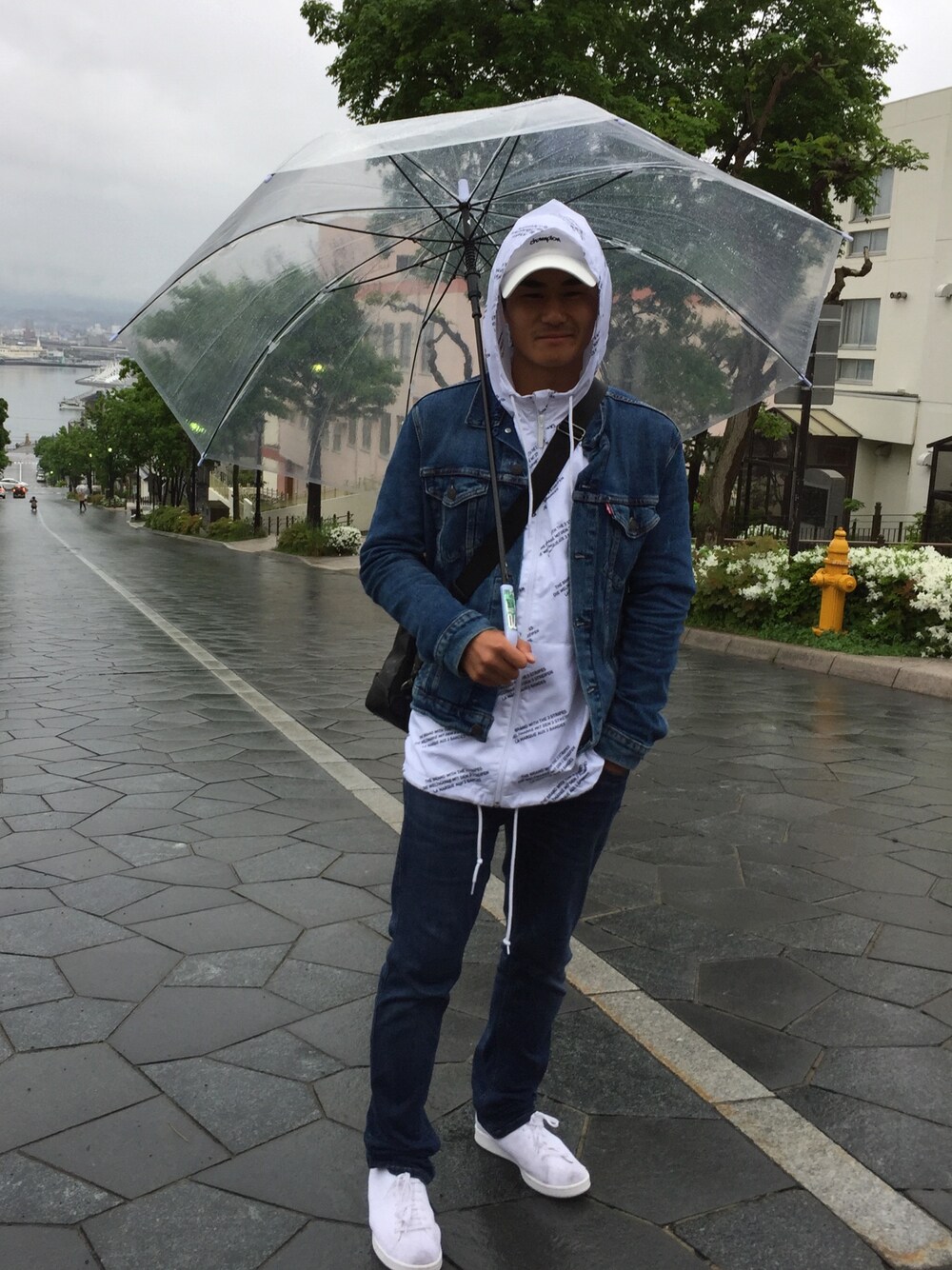 「rainy、summer、denim、Champion、Levi's、adidas originals、blue、white、street、casual」｜「Levi'sのデニムジャケット-ミッドカラー/14.8oz デニム（デニムジャケット、ブルー系）」を使った、未来 (Miki)さん（メンズ・174cm）の夏コーディネートの1枚目の写真