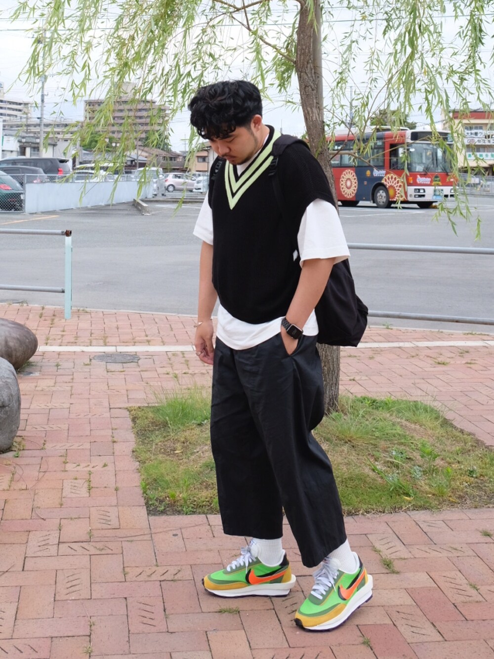 「HAREのアイテム（ベスト、ブラック系）」を使った、KEVINさん（メンズ・175cm）の冬コーディネートの1枚目の写真