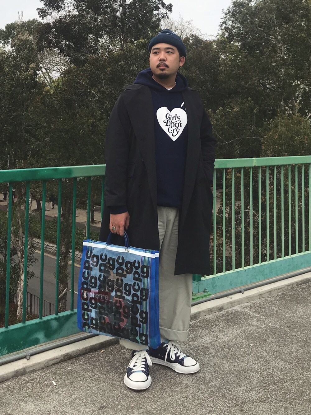「NIKEのアイテム（ニットキャップ/ビーニー、ブルー系）」を使った、KEVINさん（メンズ・175cm）の冬コーディネートの1枚目の写真