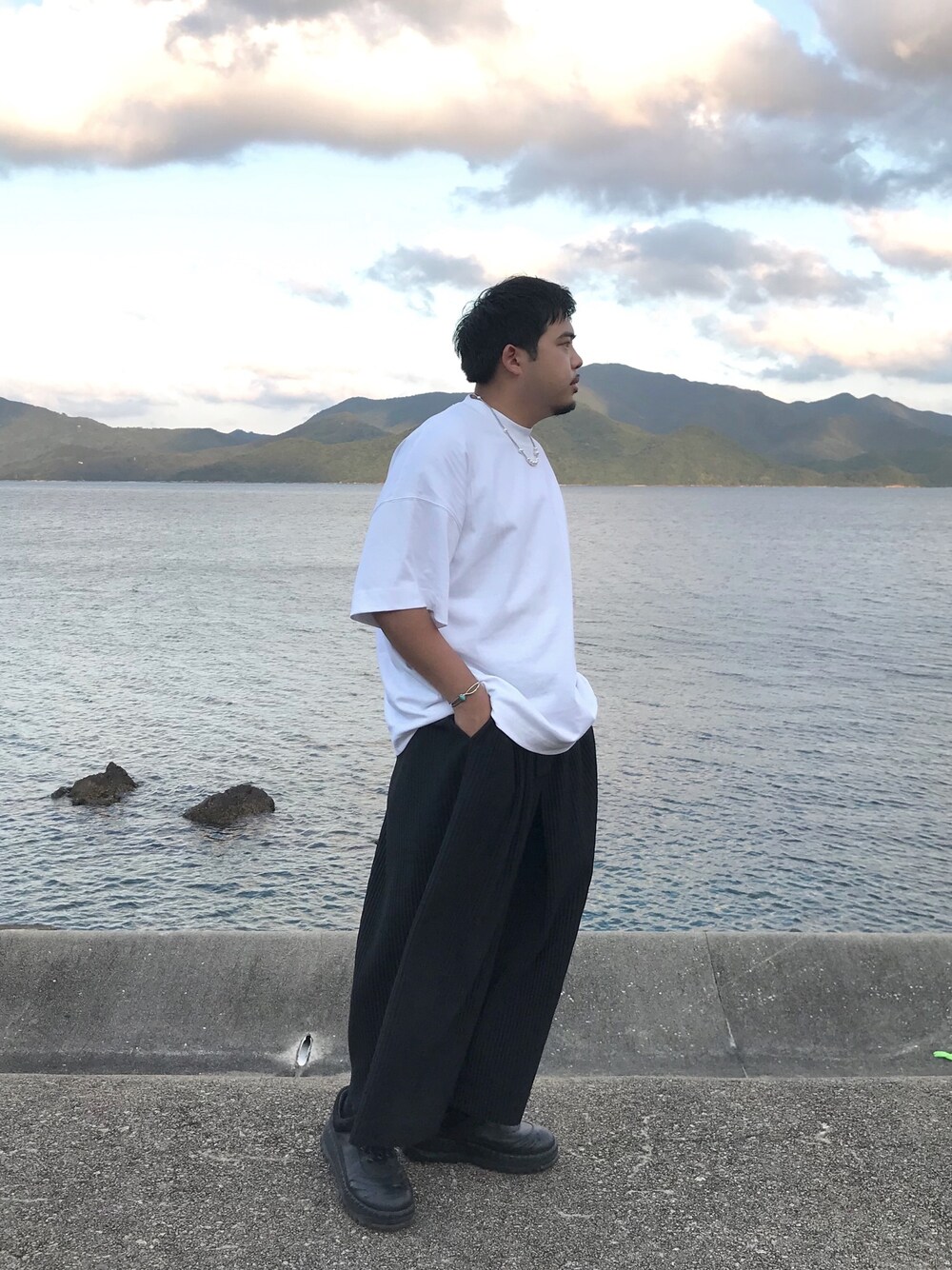 「COSのアイテム（Tシャツ/カットソー、ホワイト系）」を使った、KEVINさん（メンズ・175cm）の春コーディネートの1枚目の写真