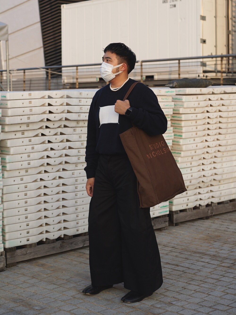 「Maison Margielaのアイテム（ニット/セーター、ブルー系）」を使った、KEVINさん（メンズ・175cm）の冬コーディネートの1枚目の写真