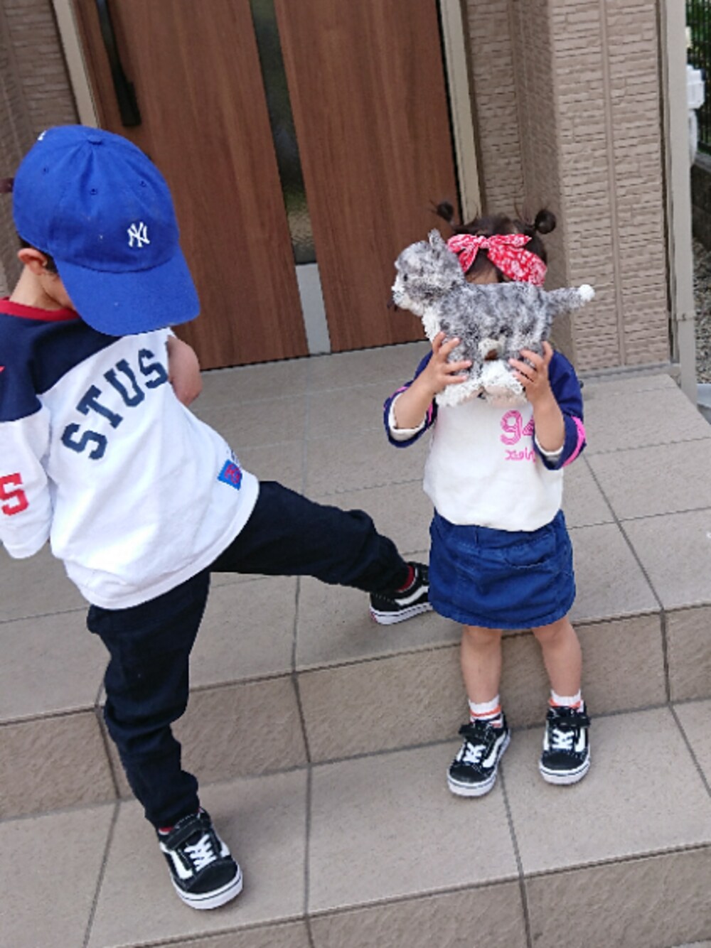 「兄妹コーデ、おそろ風コーデ」｜「STUSSYのアイテム（Tシャツ/カットソー、ホワイト系）」を使った、peachobitさん（キッズ・80cm）の春コーディネートの1枚目の写真
