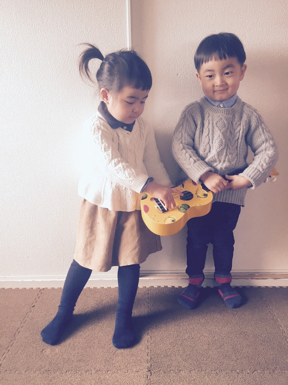 「ふたごコーデ、双子コーデ、男女双子、mixtwins、ウクレレ、アランニット、ローゲージニット、3歳」｜「西松屋のアイテム（ニット/セーター、グレー系）」を使った、noromanakameさん（キッズ・100cm）の冬コーディネートの1枚目の写真