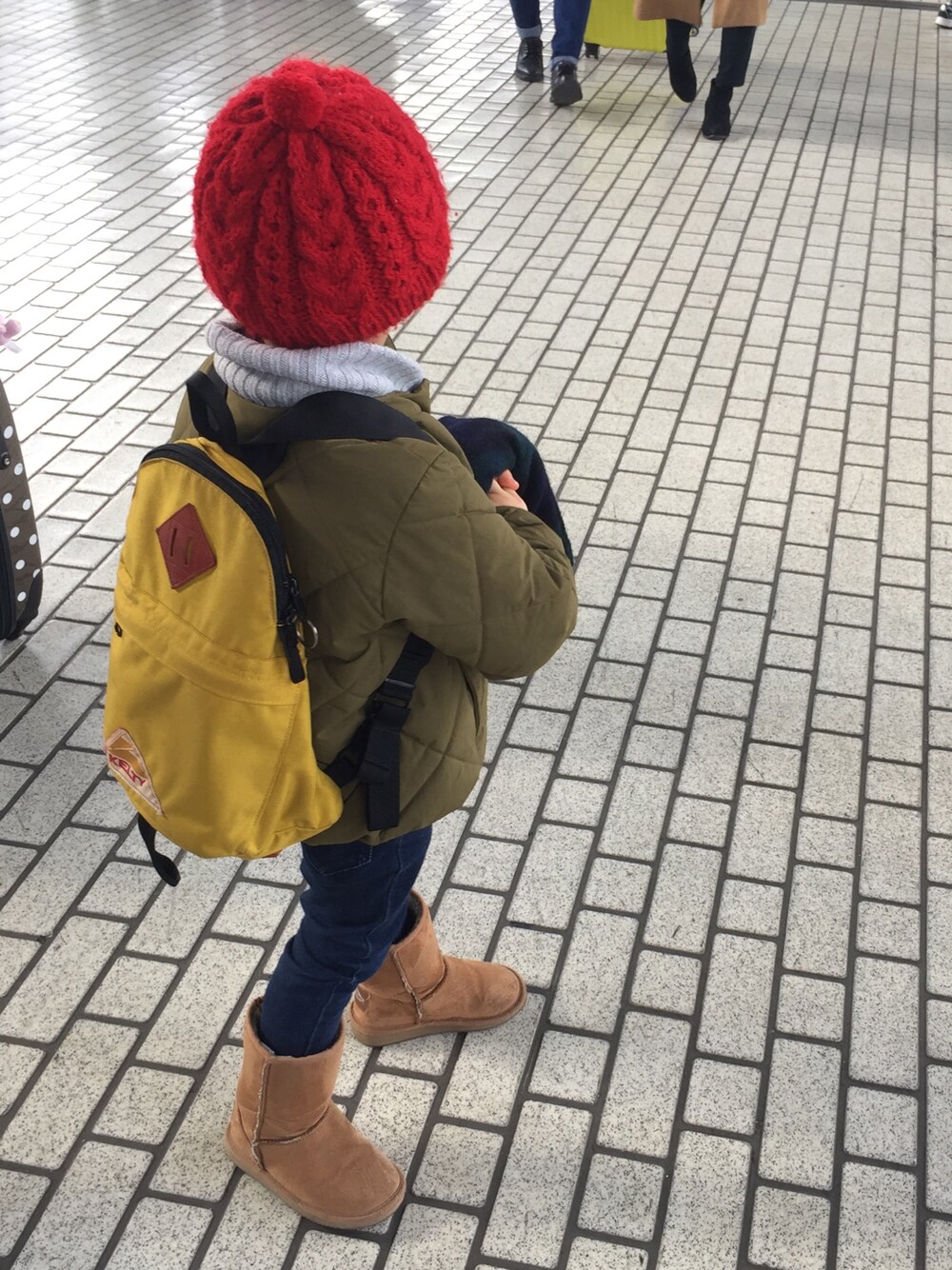 「帰省、カーキアウター、赤ニット帽、ボアブーツ」｜「THE NORTH FACEのTHE NORTH FACE/ZepherCardigan（その他アウター、グリーン系）」を使った、noromanakameさん（キッズ・100cm）の春コーディネートの1枚目の写真