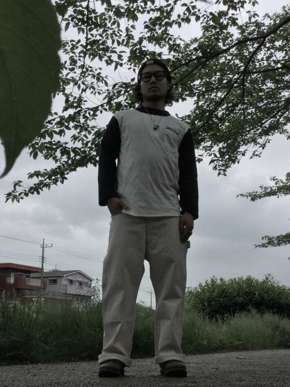 「ニット帽、眼鏡、初夏、葉っぱ」｜「GLAD HANDのアイテム（Tシャツ/カットソー、ホワイト系）」を使った、han19さん（メンズ・169cm）の春コーディネートの1枚目の写真