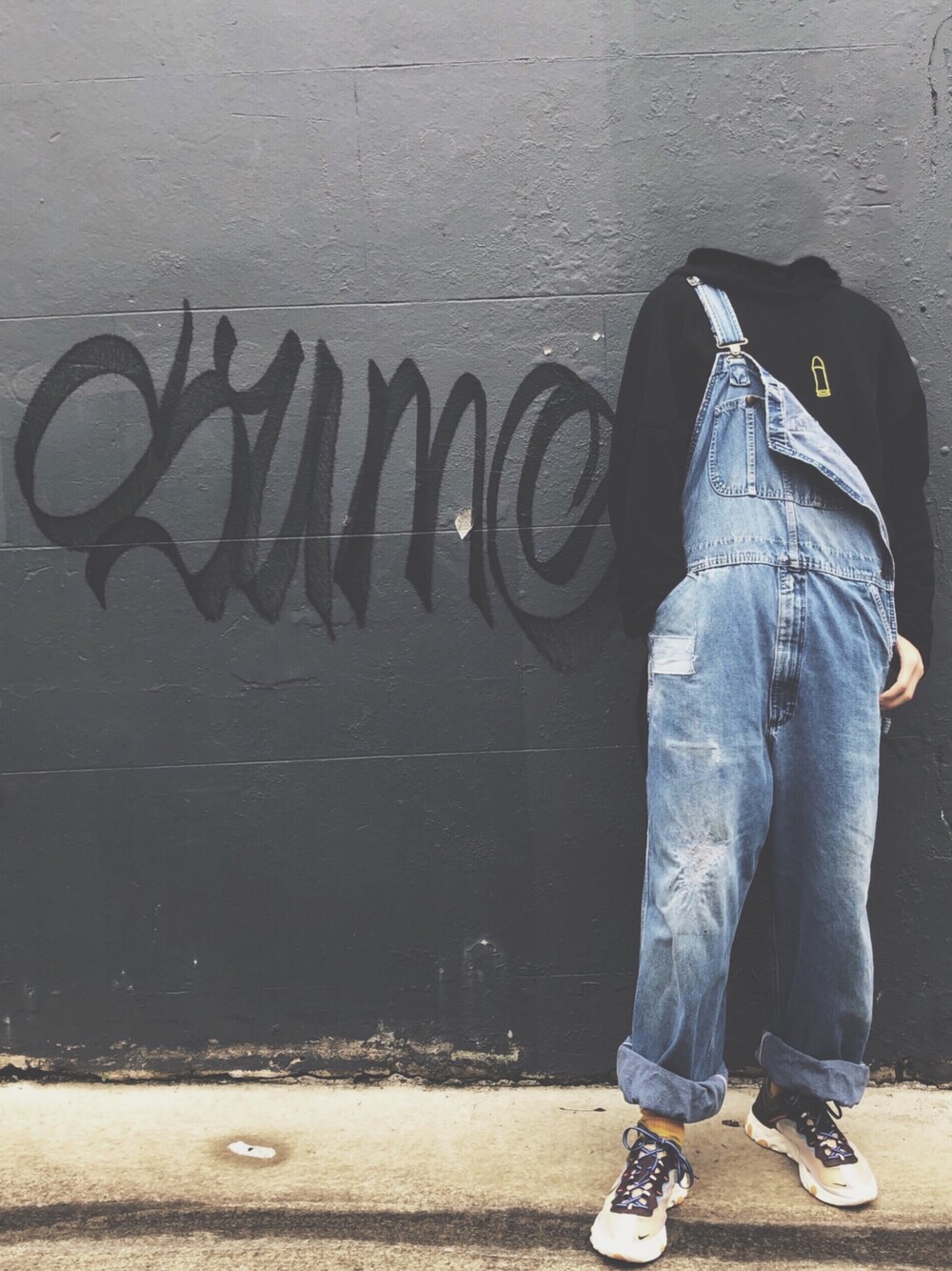 「VINTAGE」｜「Carhartt WIPのbought in a vintage shop in Sydney（スーツパンツ、ブルー系）」を使った、口口さん（メンズ・178cm）の夏コーディネートの1枚目の写真