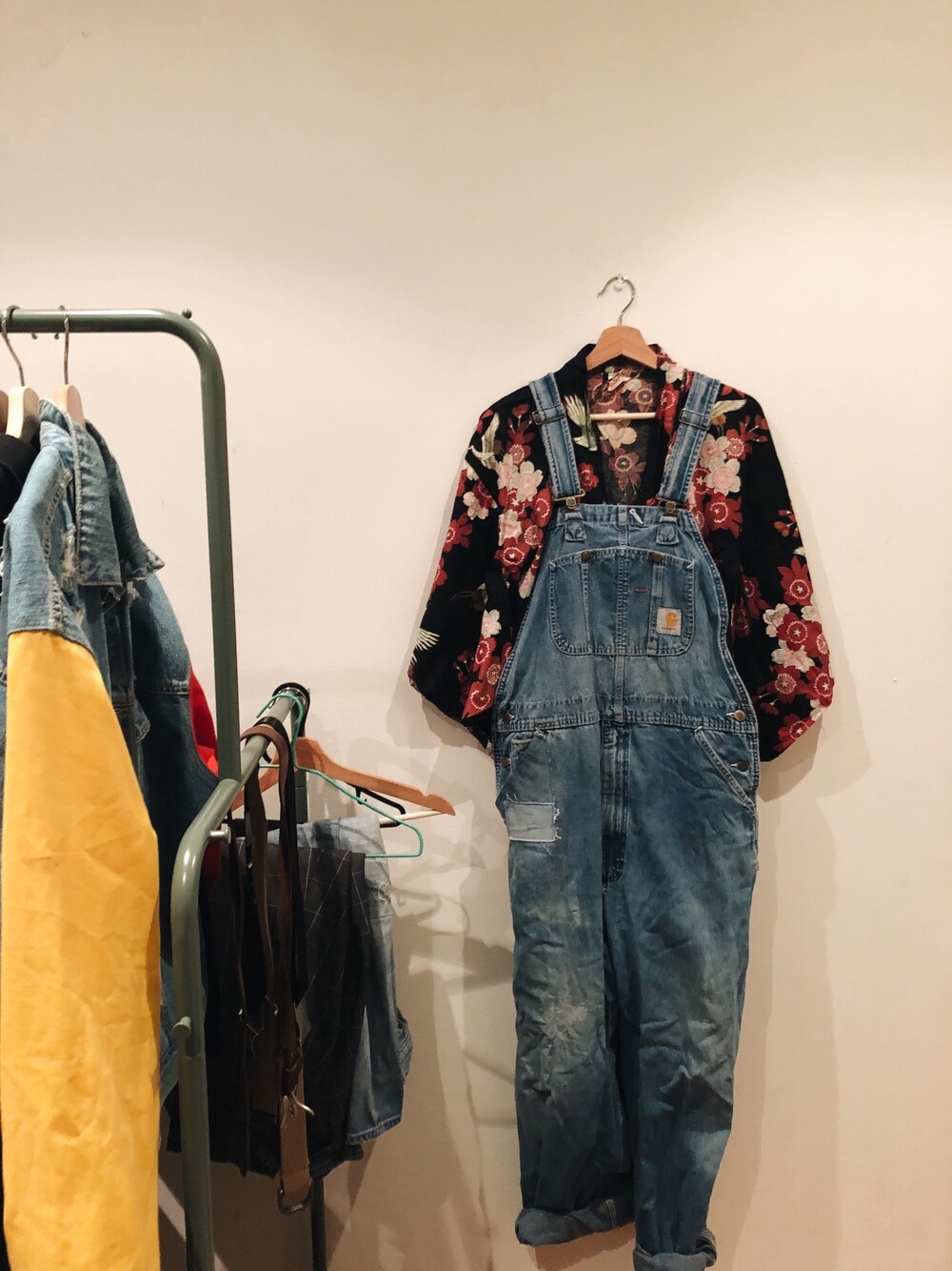 「vintage」｜「Carhartt WIPのbought in a vintage shop in Sydney（スーツパンツ、ブルー系）」を使った、口口さん（レディース・170cm）の秋コーディネートの1枚目の写真