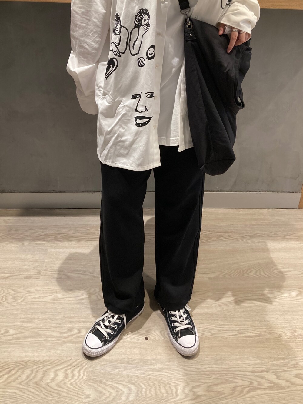 「AJOBYAJOのアイテム（シャツ/ブラウス、ホワイト系）」を使った、口口さん（レディース・170cm）の冬コーディネートの1枚目の写真