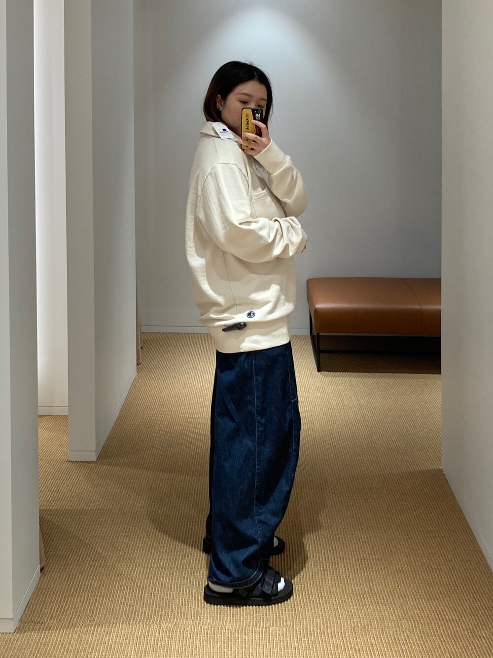 「Universal WorksのUNIVERSAL WORKS / ハーフジップ スウェットシャツ＜MEN＞（スウェット、ホワイト系）」を使った、口口さん（レディース・170cm）の冬コーディネートの1枚目の写真
